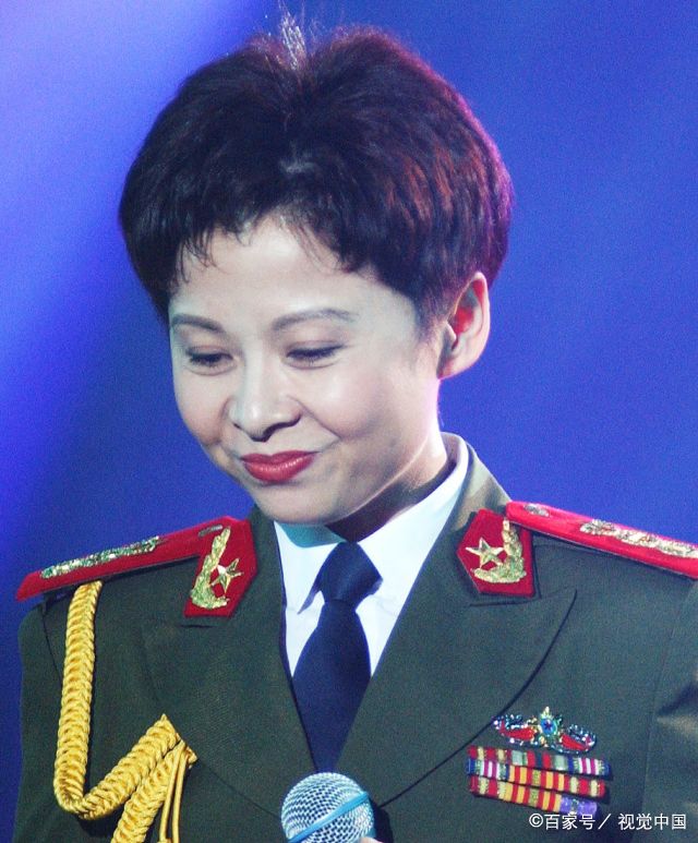 歌唱家董文华21年前珍贵旧照曝光 穿军装广州演出英气十足